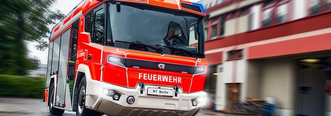 Das erste Lösch- und Hilfeleistungsfahrzeug, das auch rein elektrisch betrieben werden kann, fährt in Berlin.