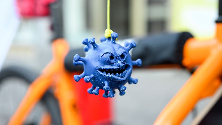 Wie lange sollen Kontaktpersonen während der Omikron-Welle in Quarantäne? Das Robert-Koch-Institut arbeitet an einer neuen Empfehlung. 