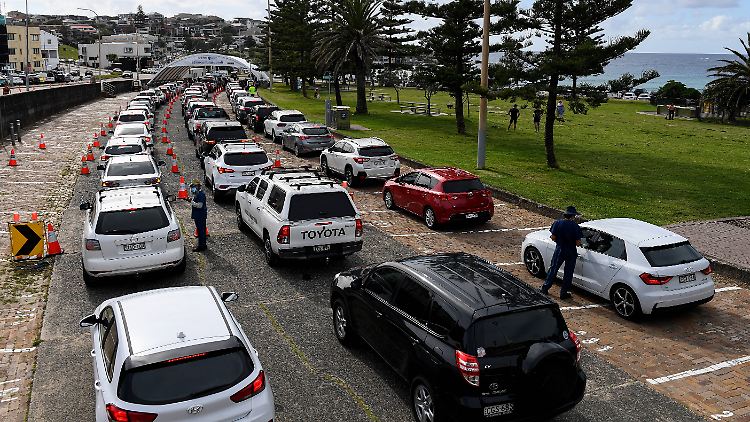 Drive-In-Tests in Australien: Auch dort verursacht Omikron Rekord-Neuinfektionen, aber vergleichsweise wenige Krankenhauseinweisungen.