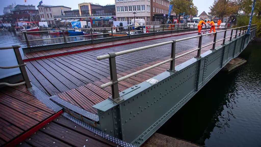 Die-Drehbruecke-ueber-den-Alten-Strom-in-Warnemuende-ist-eine-von-vielen-Bruecken-deren-Sicherheit-in-kommunaler-Hand-liegt
