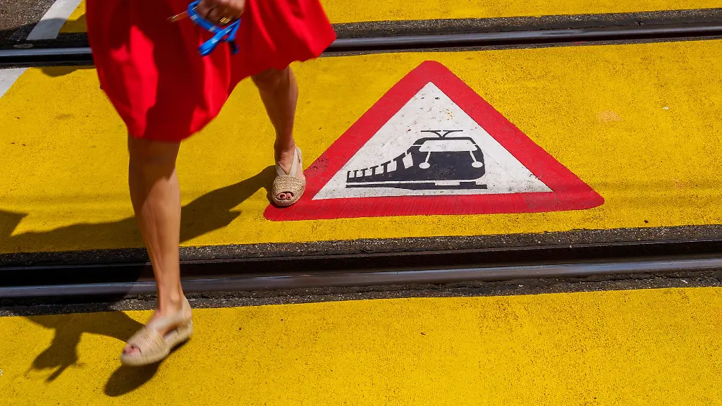 Eine-Fussgaengerin-wurde-beim-Unfall-mit-einer-Strassenbahn-schwer-verletzt