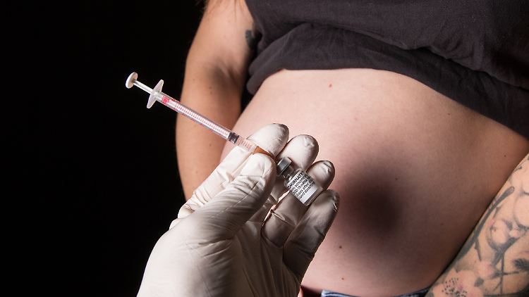 Die Behauptung, eine Impfung gegen das Coronavirus beeinflusse die Chance schwanger zu werden, hält sich hartnäckig. Experten widerlegen sie durch zahlreiche Studien.