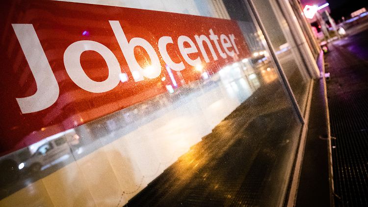 Die Zahl der Arbeitslosen stieg von November
auf Dezember unbereinigt um 12.000 auf 2,33 Millionen. Das waren 378.000 weniger als vor Jahresfrist. 