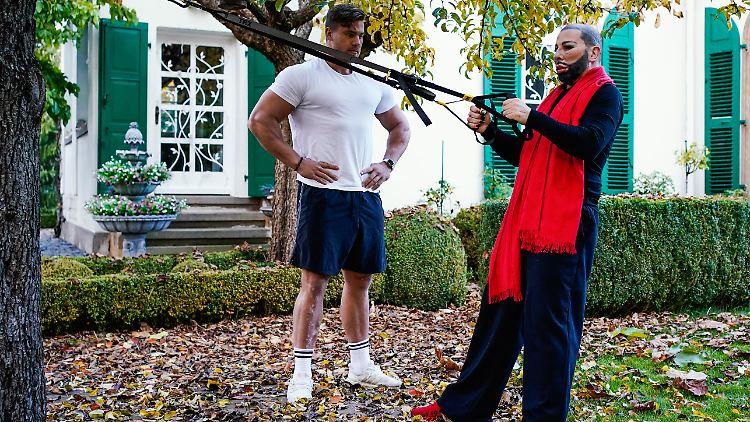 Training mit Fitnesscoach - Harald Glööckler nimmt die Herausforderung nicht auf die leichte Schulter.