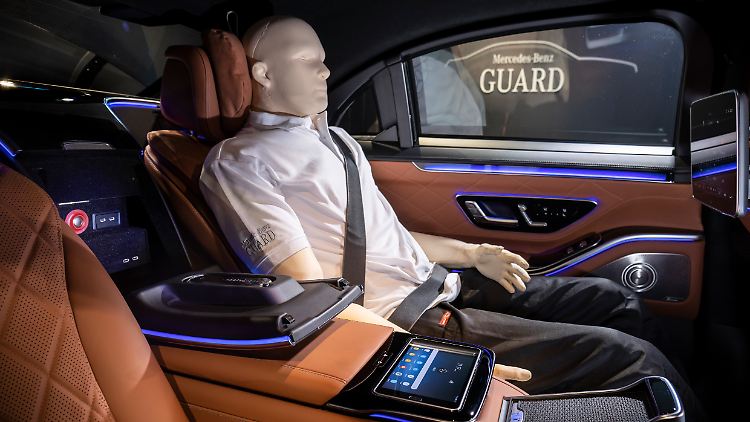 Um die Sicherheit seiner Panzerlimousinen zu testen, benutzt auch Mercedes Biofidel-Dummys.