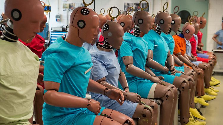Für Standard-Crashtests benutzt der ADAC die herkömmlichen Dummys, die auch in Gewicht und Größe modifiziert werden können.