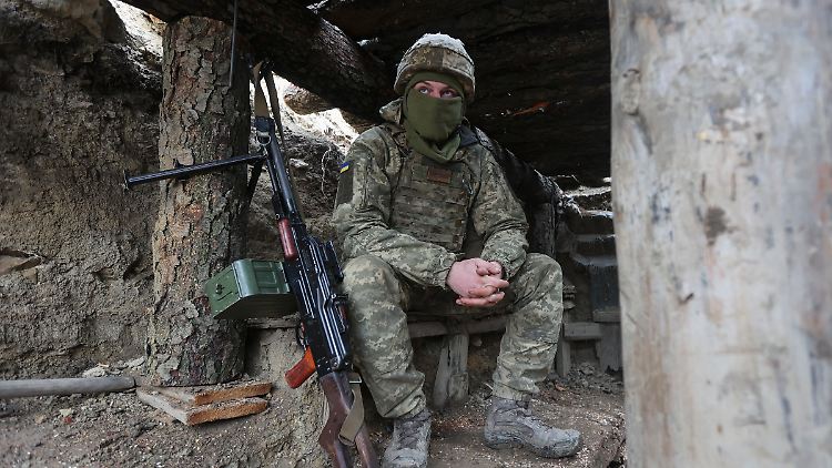 Nahe der Stadt Debalzewe sitzt ein ukrainischer Soldat nahe der Separationslinie zum Rebellengebiet.
