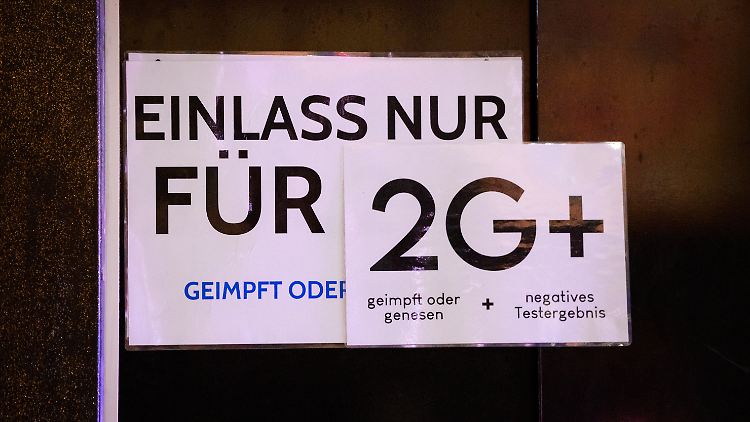 Gaststätte im Hamburger Stadtteil St. Pauli: Wer nicht geboostert ist, muss ab Montag ein negatives Testergebnis vorlegen.