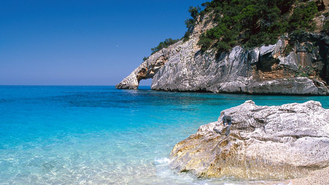 Das Felsentor an der Cala Goloritze: eines der bekanntesten Naturdenkmäler Sardiniens.