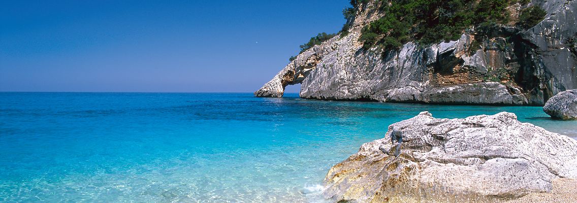 Das Felsentor an der Cala Goloritze: eines der bekanntesten Naturdenkmäler Sardiniens.