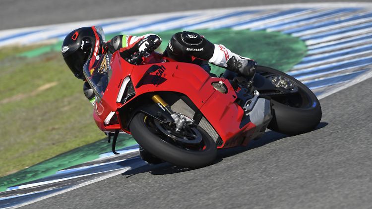 Man muss kein MotoGP-Held sein, um die Ducati Panigale V4 S zu fahren, aber erst, wenn man es ist, wird man herausfinden, was dieses Motorrad wirklich kann.