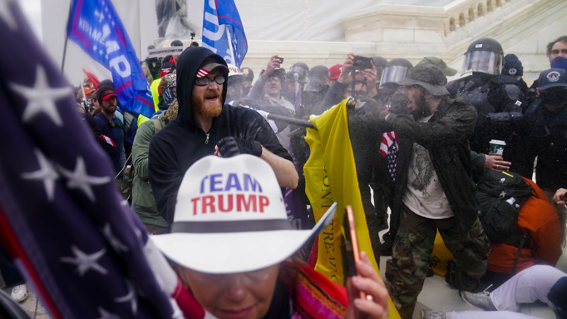 Trumps Anhänger überwältigen am 6. Januar 2021 die Sicherheitskräfte rund ums Kapitol und stürmten das Gebäude, während darin der Wahlsieg von Joe Biden zertifiziert werden sollte. Mehrere Menschen starben.