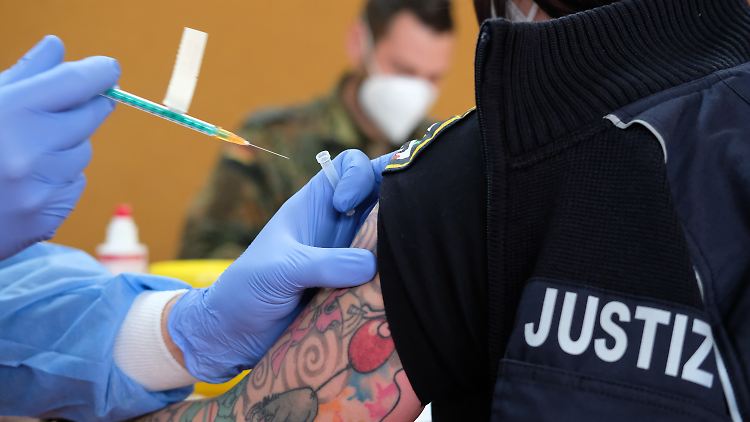 Sowohl im Justizvollzug als auch bei den Häftlingen ist die Impfquote niedrig.