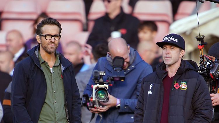 Ryan Reynolds und Rob McElhenney sind nicht nur Schauspieler, sondern seit 2020 auch Eigentümer des AFC Wrexham.