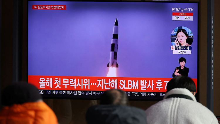 In Seoul verfolgen Passanten die Fernsehberichterstattung zum neuen Raketentest des Nachbarlandes.