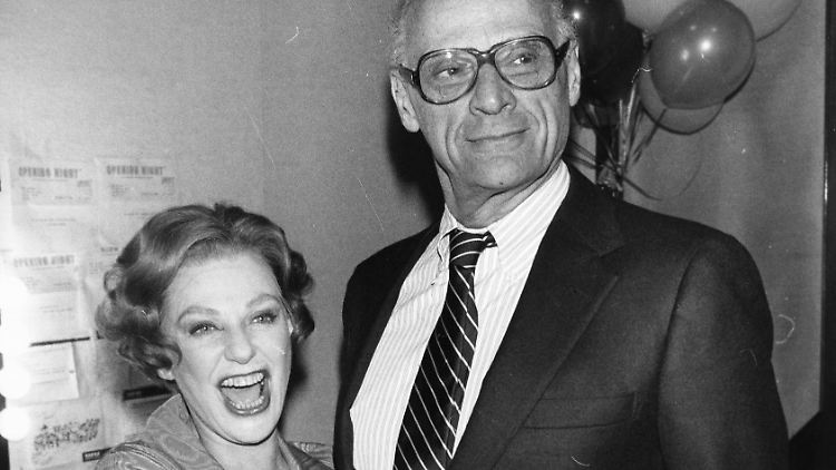 Joan Copeland im Jahr 1980 mit ihrem Bruder Arthur Miller.