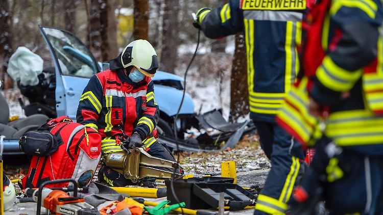 Kurz nach den Notruf ist die Feuerwehr am Unfallort. Das könnte bald nicht mehr klappen, wenn zu viele Menschen aus der kritischen Infrastruktur in Corona-Quarantäne müssten.