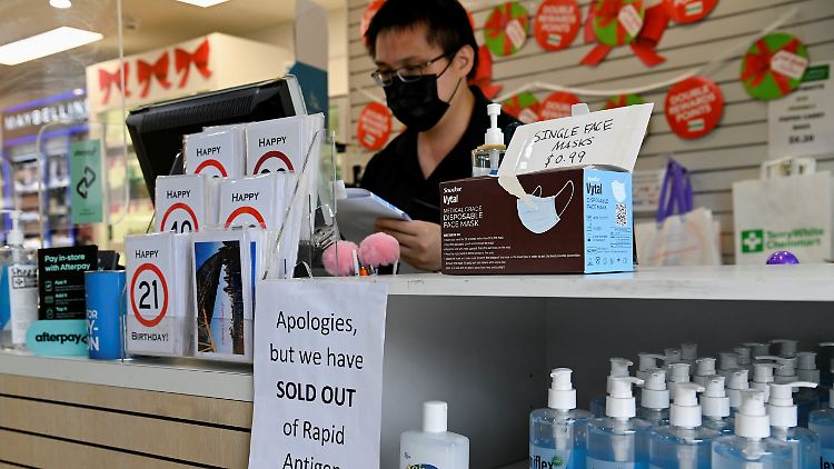 Mancherorts, wie in dieser Apotheke in Sydney, sind die Corona-Schnelltests ausverkauft.