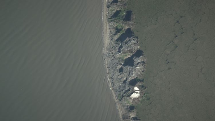 Hangrutschungen und freigelegtes Eis im tauenden Permafrost der Baldwin-Halbinsel: mit einer hochpräzisen Kamera des DLR aufgenommenes Luftbild über einer von massivem Tauen betroffenen Küste in West-Alaska.