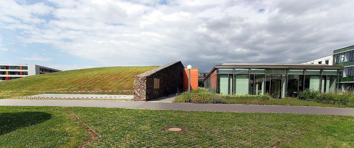 Heidelberger-Ionenstrahl-Therapiezentrum-von-Aussen-2012-06-23-2
