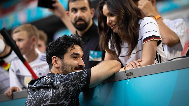 Ilkay Gündogan und seine jetzige Ehefrau Sara am Spielfeldrand.