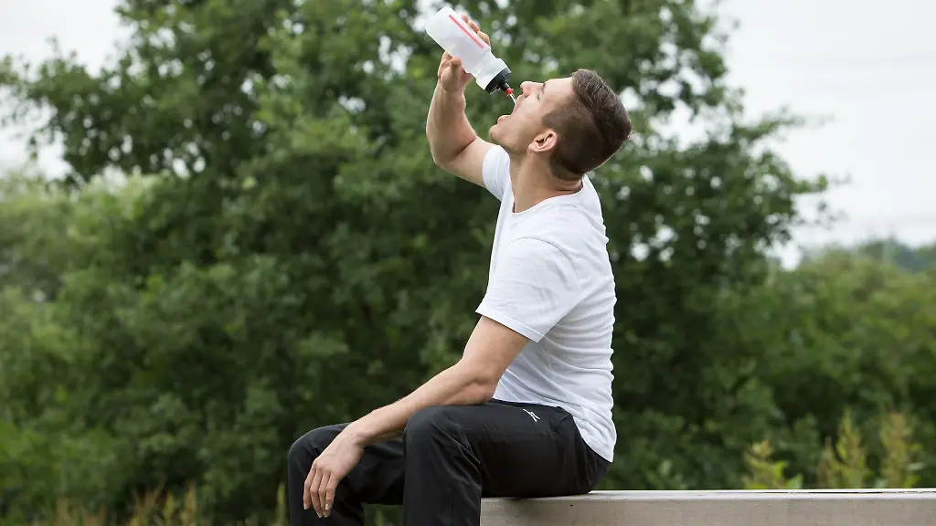 Wird-taeglich-aus-derselben-Flasche-getrunken-Dann-sollte-man-sie-regelmaessig-reinigen-um-die-Verunreinigung-durch-Bakterien-zu-vermeiden