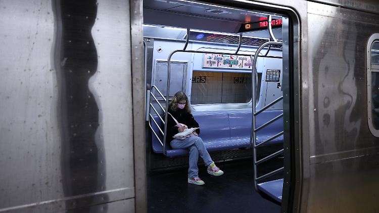 Ganz ohne staatliche Einschränkungen sind die Passagierzahlen in der New Yorker U-Bahn wieder deutlich gesunken.