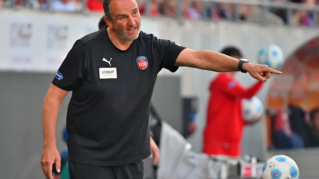 Trainer-Frank-Schmidt-und-der-1-FC-Heidenheim-treten-am-Samstag-beim-1-FSV-Mainz-05-an