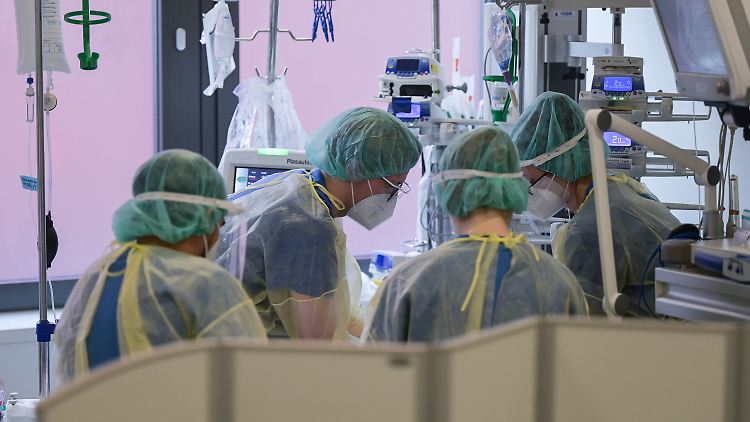 Für die Pflegekräfte in den Krankenhäusern bringt Corona besonders harte Belastungen - nicht nur auf den Intensivstationen.