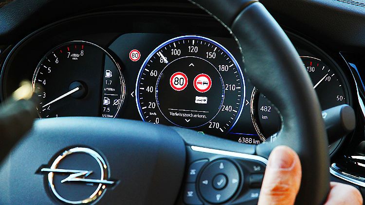 Auch wenn der Fahrer die Eingriffe im Fahrzeug deaktiviert hat, muss das angegebene Tempo im Auto visualisiert werden.