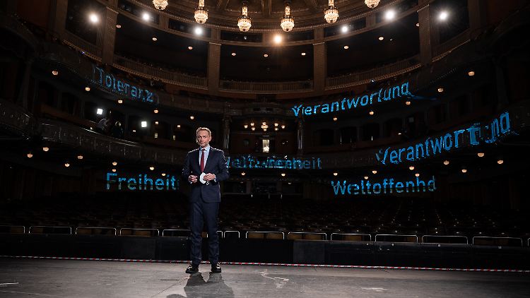 Christian Lindner vor einem Jahr beim Dreikönigstreffen der FDP in Stuttgart. An diesem Donnerstag tritt der Parteichef erstmals als Regierungsmitglied im Stuttgarter Opernhaus auf - wegen Corona erneut ohne Publikum.