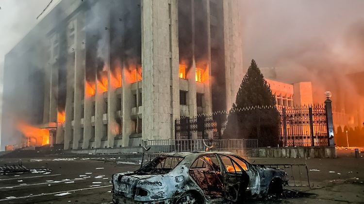 Der Sitz des Bürgermeisters von Almaty steht in Flammen.   