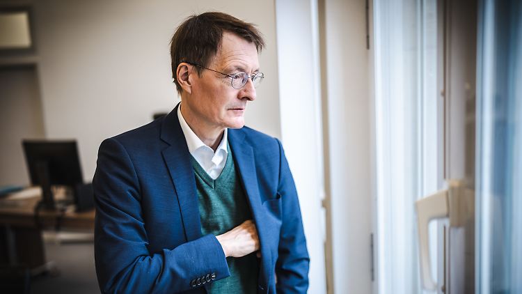 Lauterbach warnt davor, Omikron auf die leichte Schulter zu nehmen.
