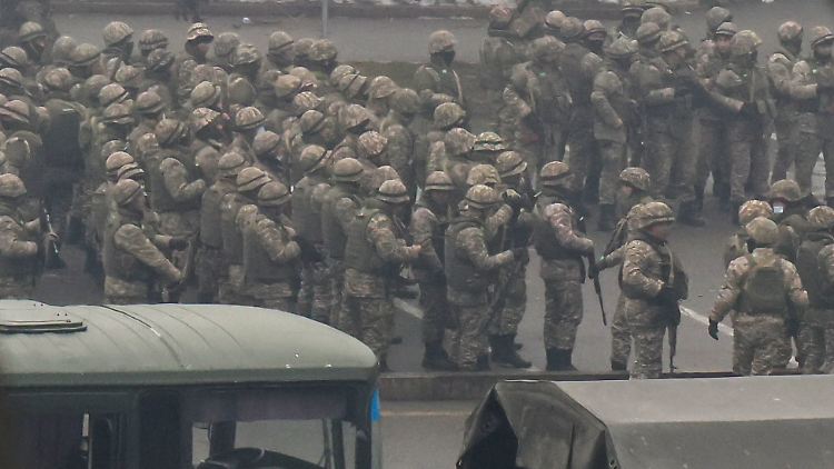 Bei Ausschreitungen in Kasachstans Wirtschaftsmetropole Almaty hat es Berichten zufolge Dutzende Tote gegeben. 