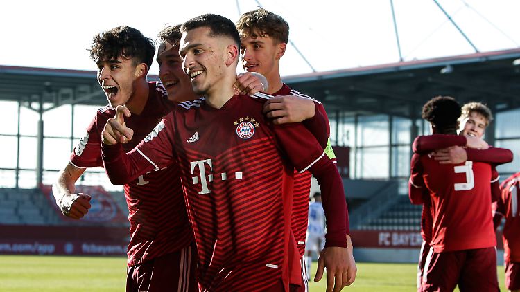 Für die U19 des FC Bayern kommt Arijon Ibrahimovic (vorne) in der laufenden Saison auf elf Torbeteiligungen in zehn Einsätzen.