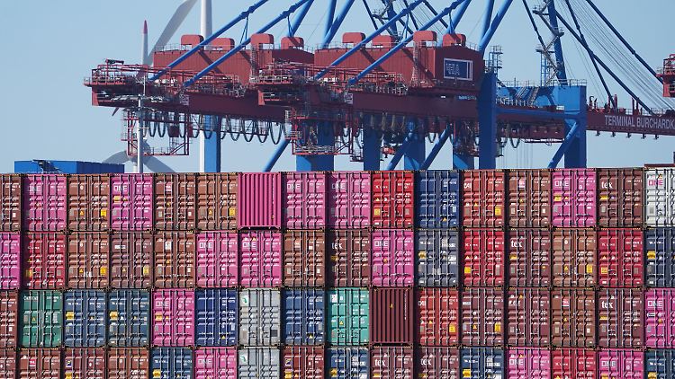 Der Export dürfte in den kommenden Monaten noch unter Logistikproblemen sowie Lieferengpässen leiden, meinen Ökonomen.