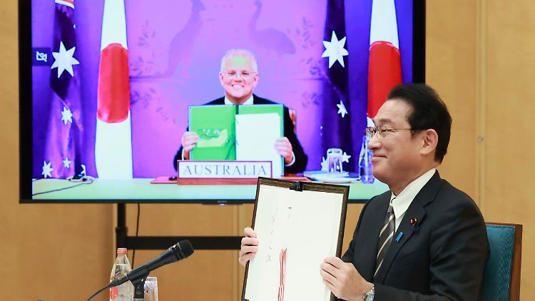 Stolz über die vereinbarte Kooperation sind die Regierungschefs Fumio Kishida (rechts) und Scott Morrison. 