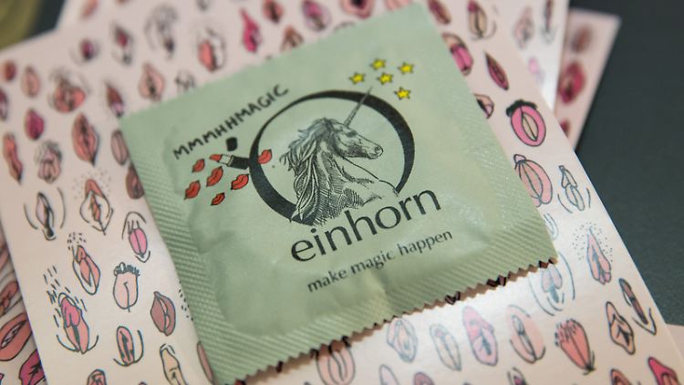 Einige Kondomhersteller achten auf eine umweltfreundliche Produktion. Einhorn wirbt zudem damit, ihr Angebot sei "fair produziert und großartig im Design".