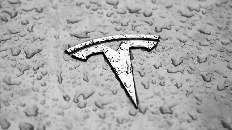 Tesla ist an der Börse mehr als eine  Billion Dollar schwer. 