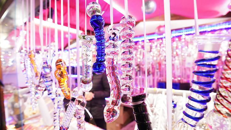 Gut geeignet für Sexspielzeuge sind Materialien wie Edelstahl und Glas. Auch Kunststoff, Latex oder Silikon können unbedenklich sein, wenn keine Schadstoffe enthalten sind.