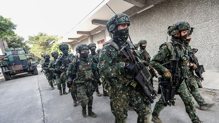 Bilder der Soldaten, die bei dieser Militärübung unter anderem Häuserkämpfe proben sollen - auch mithilfe von Panzern.