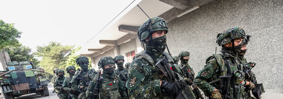 Bilder der Soldaten, die bei dieser Militärübung unter anderem Häuserkämpfe proben sollen - auch mithilfe von Panzern.