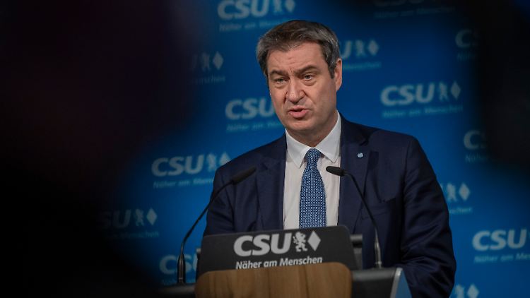 Auf die Frage, ob die Impfpflicht tatsächlich kommen wird, antwortet Söder: "Ich gebe zu, ich bin auch etwas verunsichert."