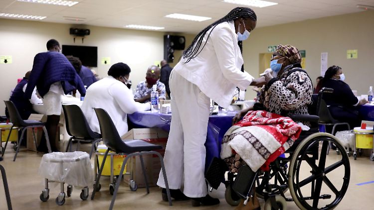 Auf dem afrikanischen Kontinent will man die Impfquote bis Jahresende auf möglichst 70 Prozent steigern. Aktuell haben lediglich gut zehn Prozent der Menschen zwei Impfdosen erhalten. 