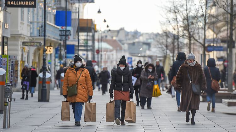 Neue Regel in Österreich: zwei Meter Abstand oder Maske auf.