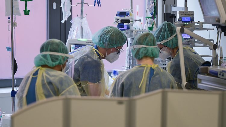 Durch die Omikron-Welle wird es laut Experten auch beim Pflegepersonal zu Ausfällen kommen.