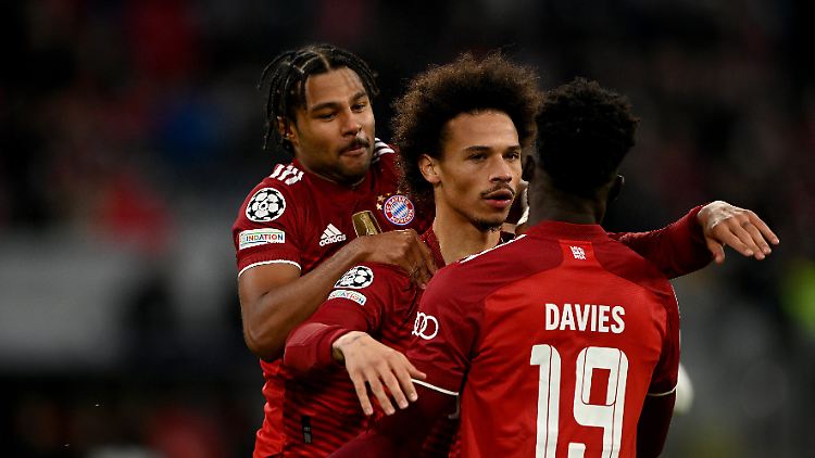 Gnabry (l.) war infiziert, Sané und Davies sind es aktuell. Und wird bei Davies Omikron nachgewiesen? 