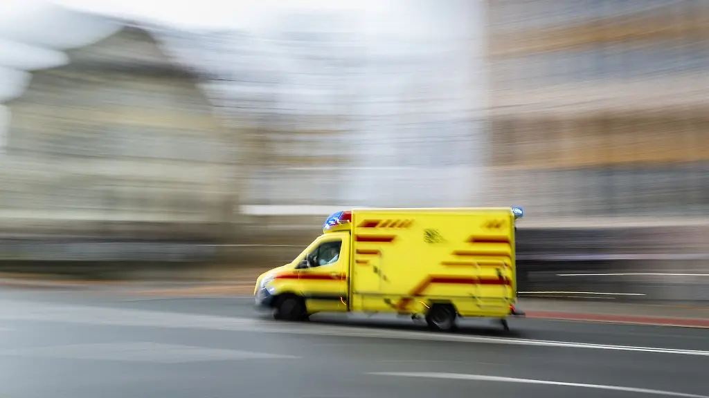 Ein-Rettungswagen-ist-im-Einsatz-auf-einer-Strasse