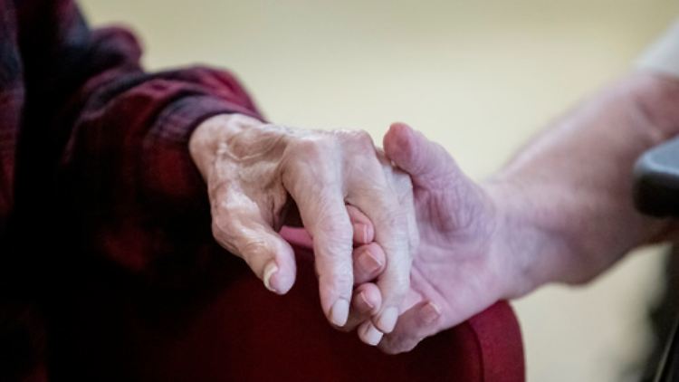 Werden die Risikofaktoren für Demenz nicht verstärkt angegangen, drohen die Fallzahlen immens zu steigen, warnen Forscher.