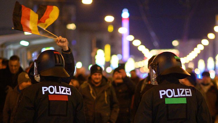 Auflösen oder nicht? Bei unangemeldeten Demos steht die Polizei oft vor schwierigen Entscheidungen.